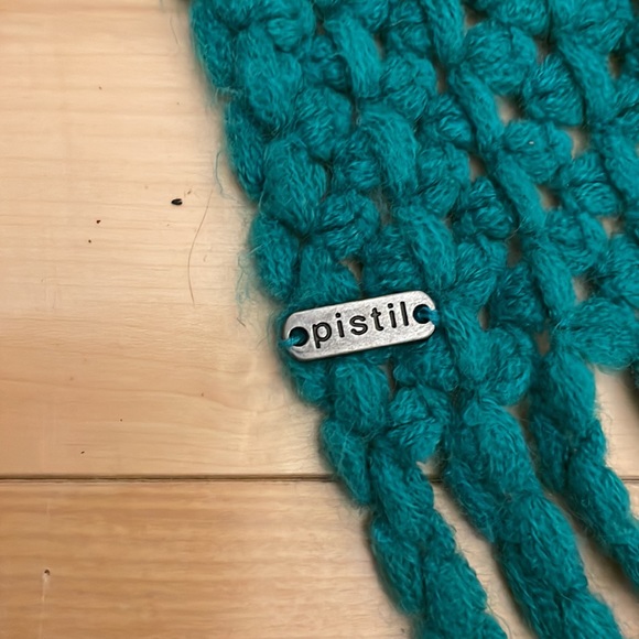 PISTIL super soft long crochet scarf with tassels - Picture 3 of 3